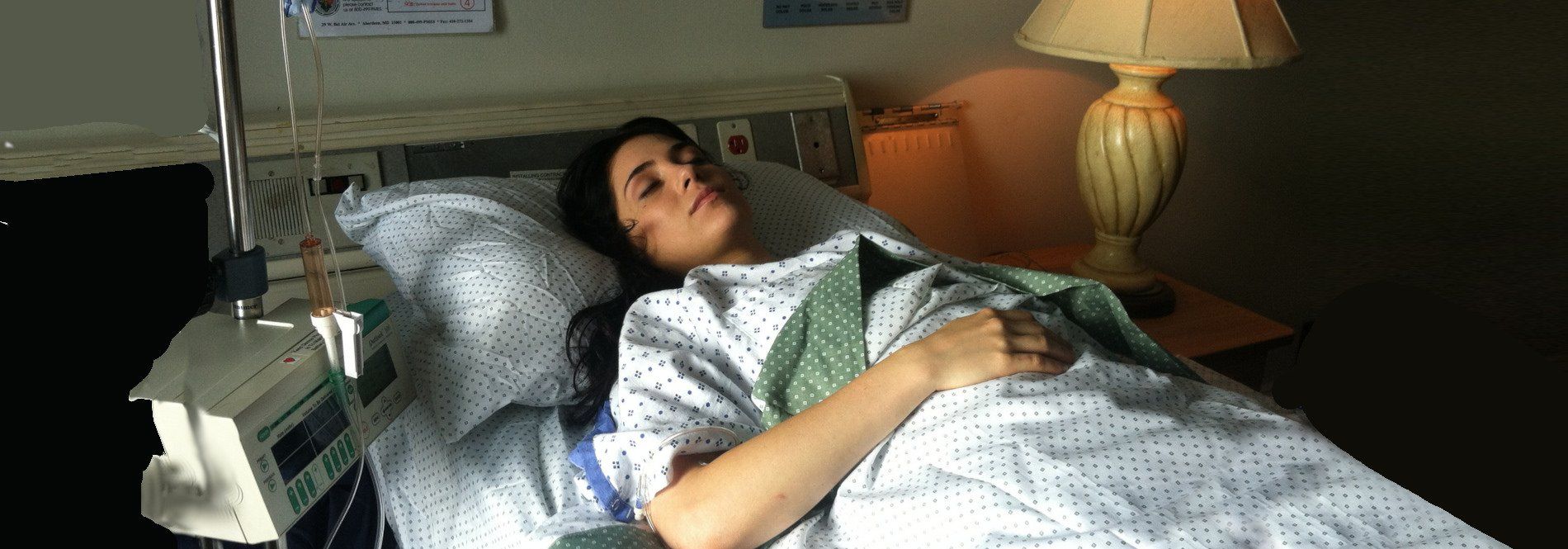 Девушка лежит в больнице плачет